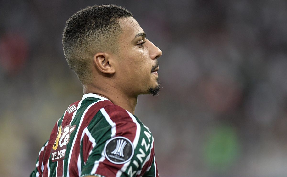 André deixa estádio de muletas e deixa diretoria do Fluminense apreensiva com possível lesão
