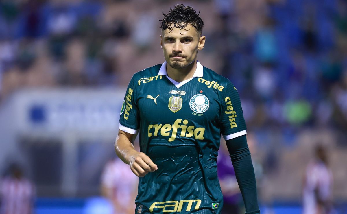 Raphael Veiga treina normalmente e pode aparecer no time titular do Palmeiras no clássico