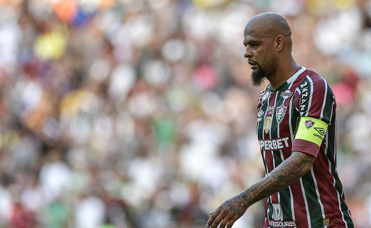 Felipe Melo deixa o pé e derruba jogador do Corinthians no momento do gol; veja