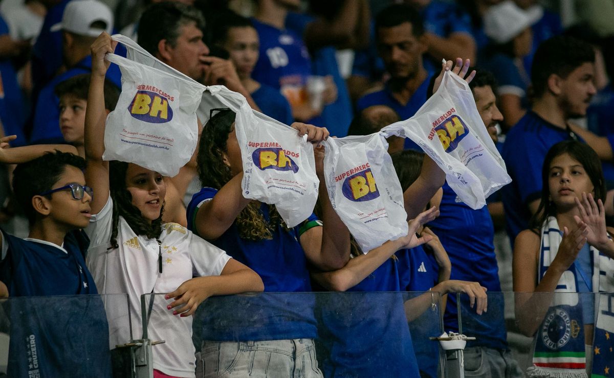 Torcedores comemoram resultado positivo do Cruzeiro em meio a troca de comando da SAF