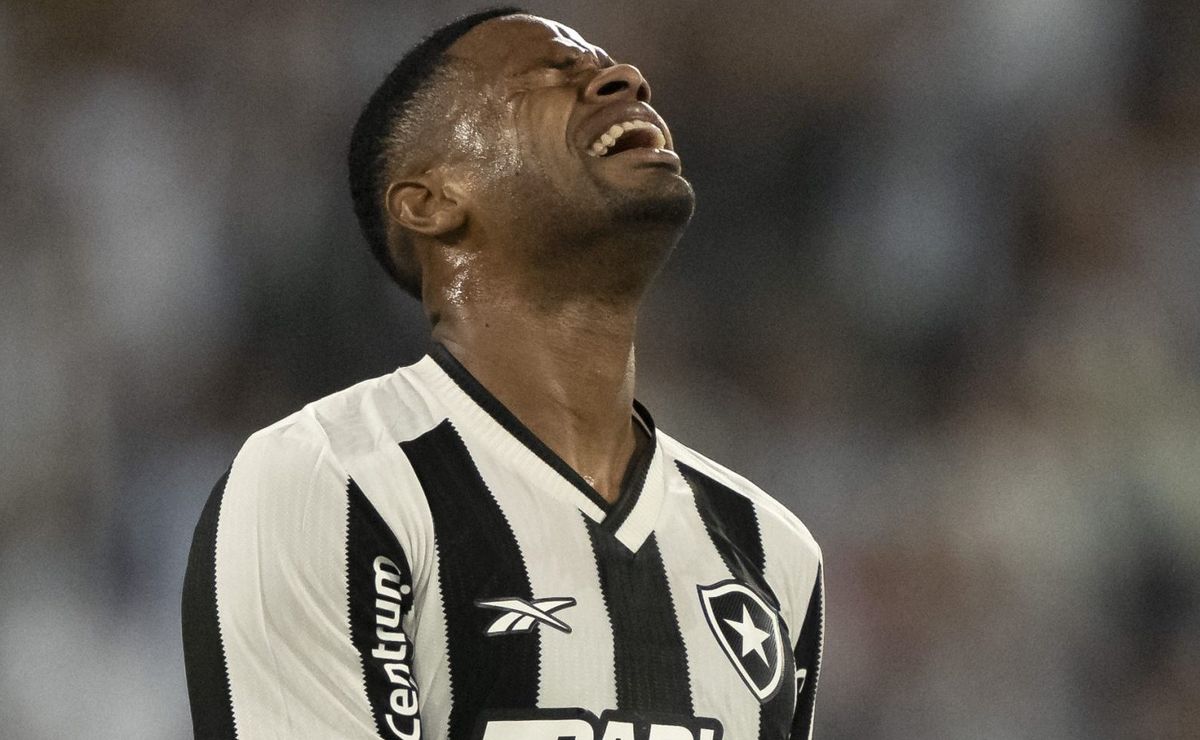 CBF divulga áudio do VAR em gol anulado de Júnior Santos pelo Botafogo: “braço dele”