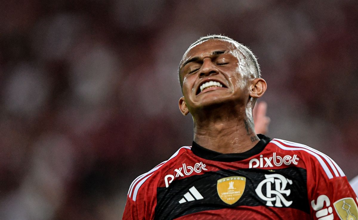 Câmera da transmissão oficial flagra momento em que torcida do Flamengo se revolta com Wesley