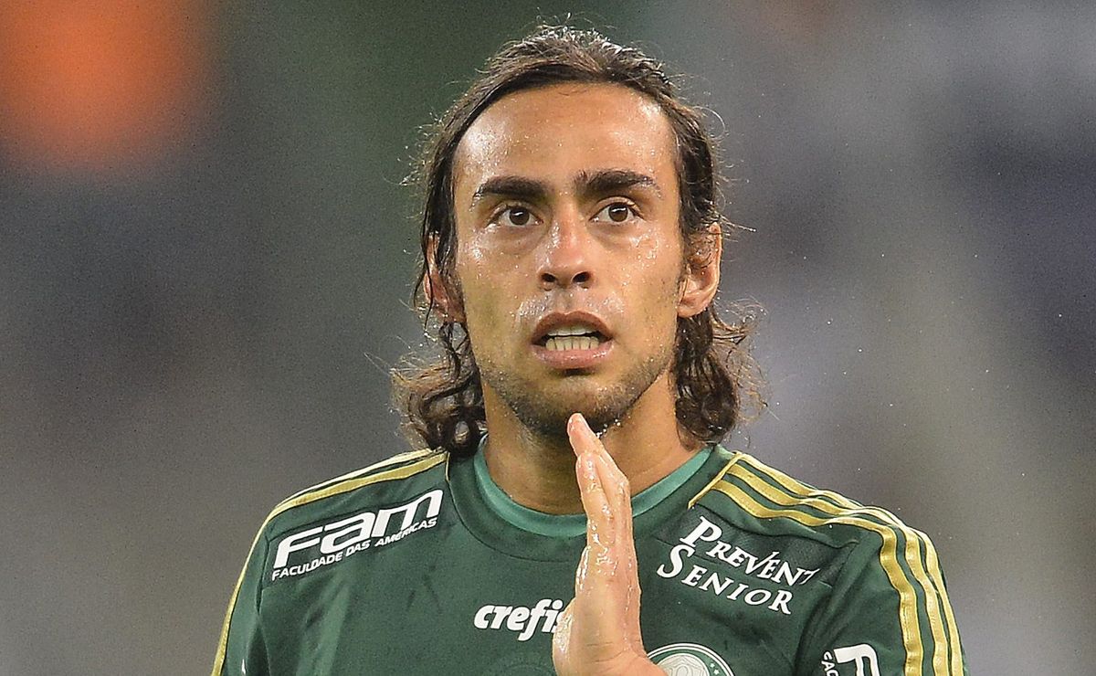 Ex-Palmeiras, Valdivia diz que jogou mais que James Rodríguez, Arrascaeta e Paquetá: “Diferentes, mas eu”