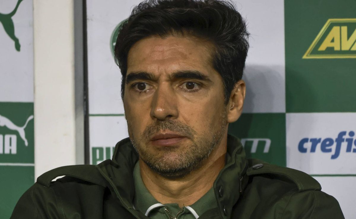 Abel Ferreira é informado que o meio-campista Zé Rafael deve deixar o Palmeiras em 2025