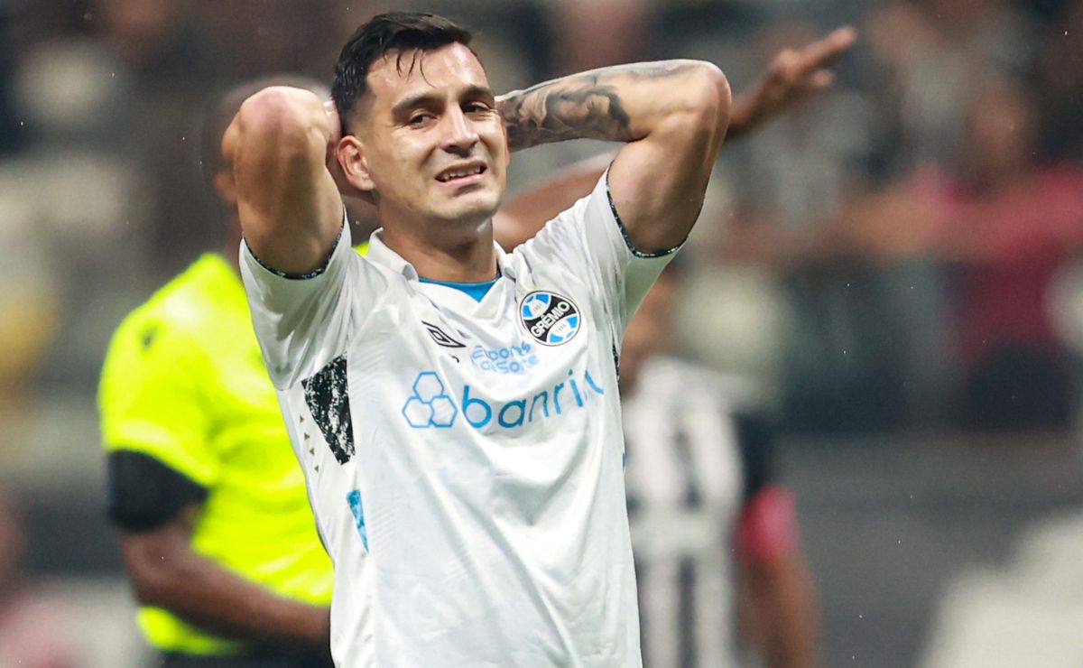 Cristaldo toma nova decisão sobre renovação com o Grêmio e Renato Gaúcho toma conhecimento