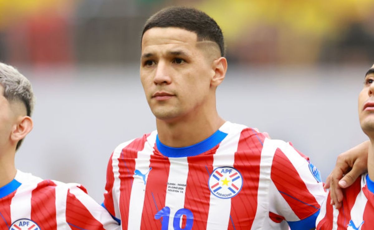 Corinthians volta a negociar com Alex Arce e enfrenta concorrência de Flamengo