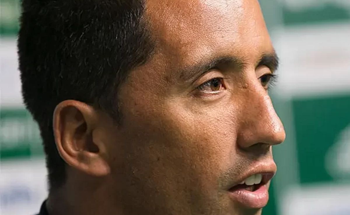 Ex-Grêmio, Lucas Barrios agita torcida após mandar recado: 'Muita força'