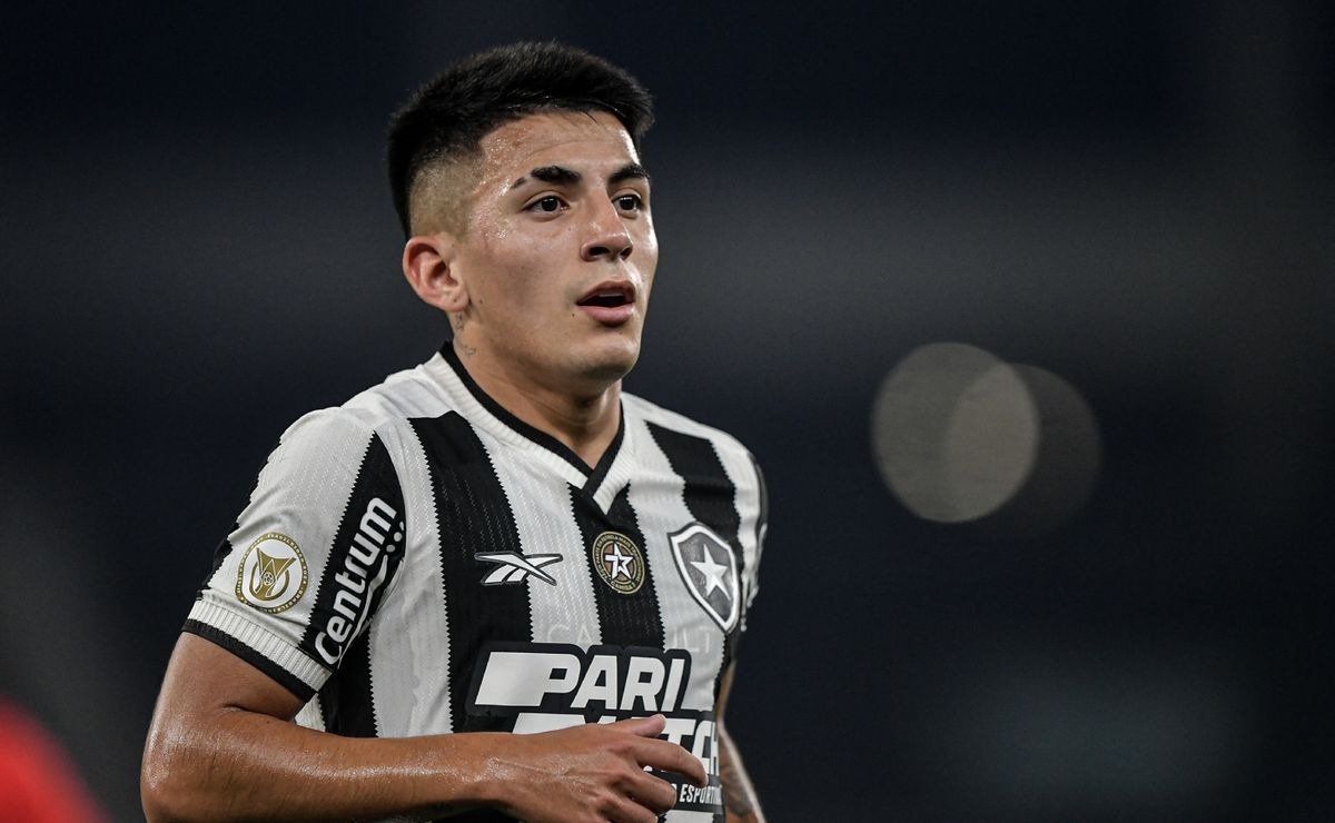 Almada é barrado por Scaloni na Argentina e será novidade em Botafogo x Atlético-MG