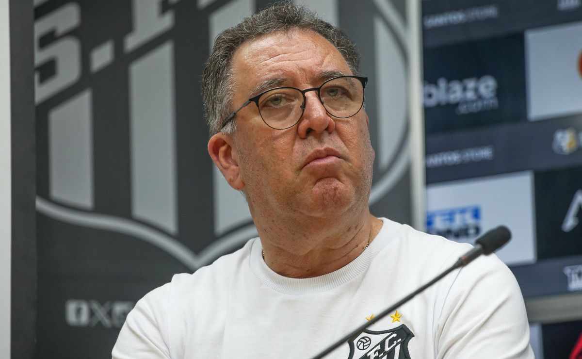 Marcelo Teixeira define lista com mais de 20 saídas no Santos e faz limpa para 2025