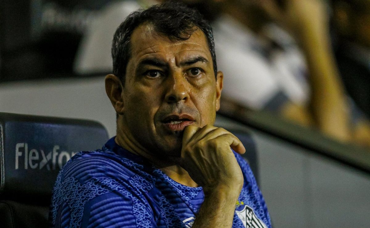 Carille demitido no Santos gera chateação no elenco, que não quer jogar contra o Sport, diz jornalista
