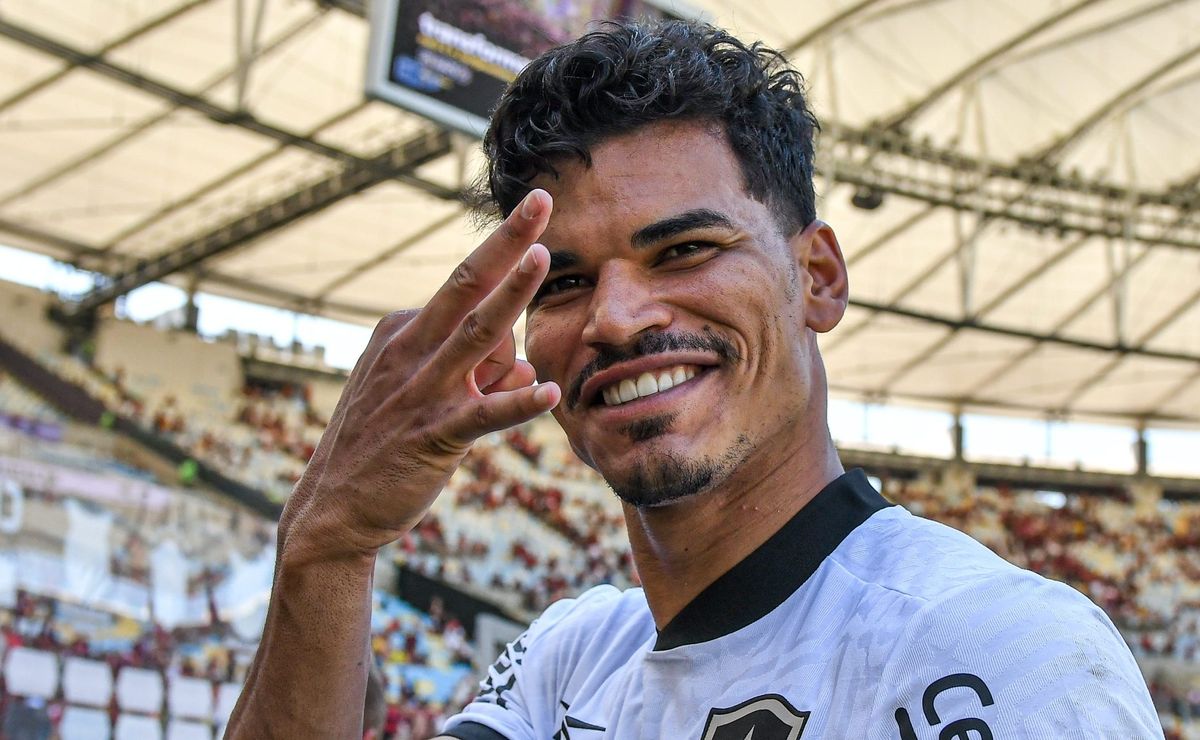 John Textor topa oferecer Danilo Barbosa e mais atletas do Botafogo em troca de Jair, do Santos