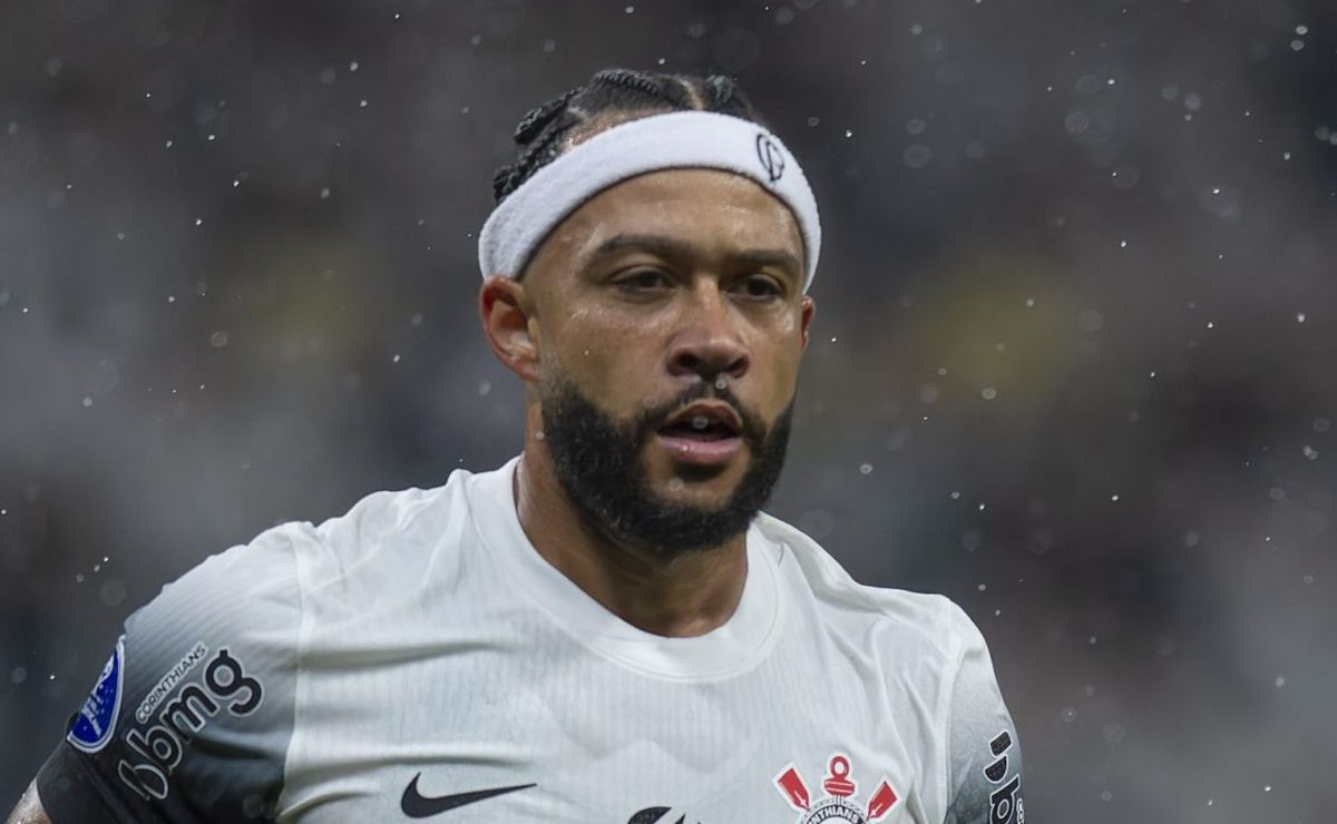 Memphis Depay cogita sair do Corinthians caso Augusto Melo sofra processo de impeachment