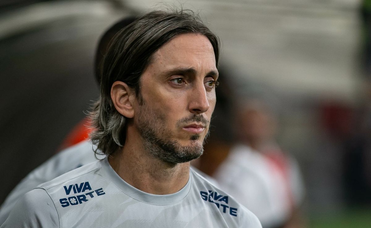 Zubeldía é informado sobre a provável saída de Nestor para o Bahia em 2025