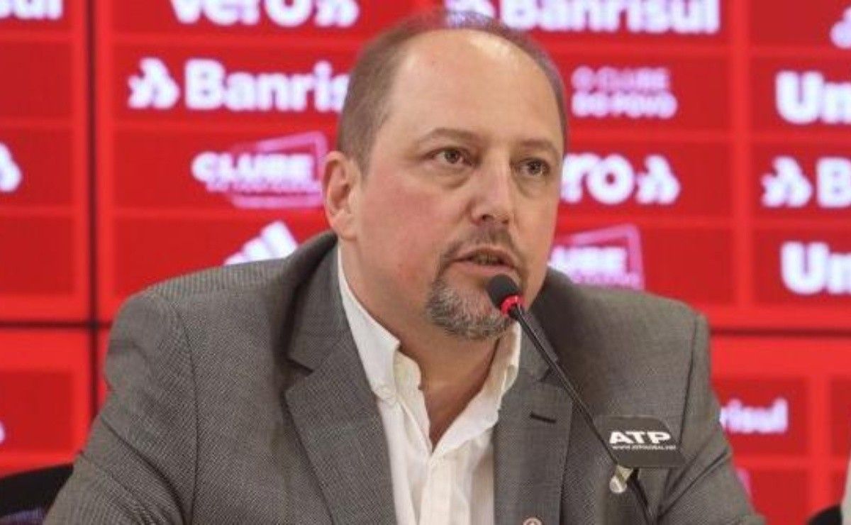 Internacional pode lucrar com acerto de lateral-esquerdo com Flamengo ou São Paulo