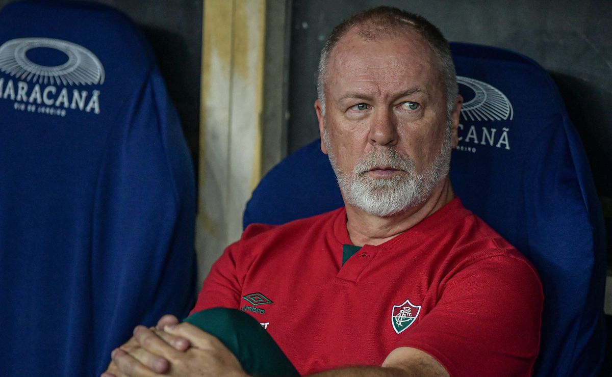 Torcida do Fluminense perde a paciência com Mano Menezes após empate com Fortaleza