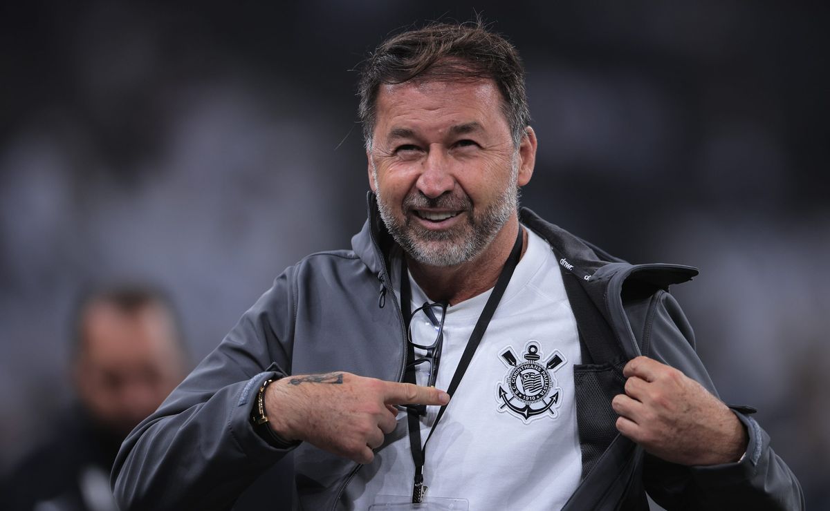 Augusto Melo, presidente do Corinthians, recebe apoio dos jogadores do Timão sobre impeachment