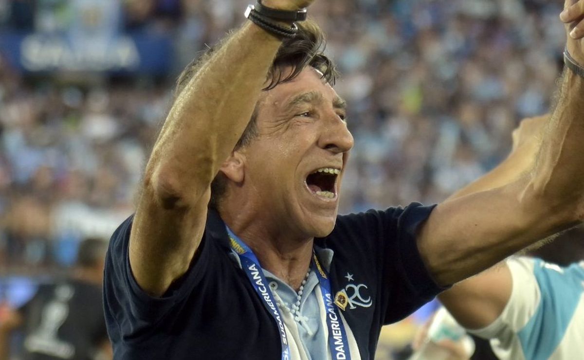 Gustavo Costas, técnico do Racing, analisa título da Sul-Americana sobre o Cruzeiro: “Somos diferentes”
