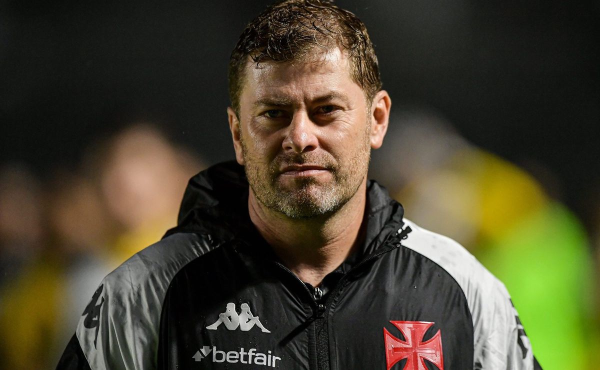 Demissão de Paiva no Vasco é decretada por Pedrinho após exposição de 2 motivos