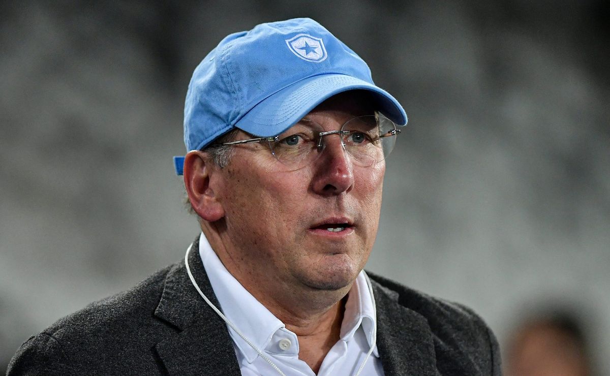 John Textor critica órgão da França e descarta risco financeiro para o Lyon e Botafogo