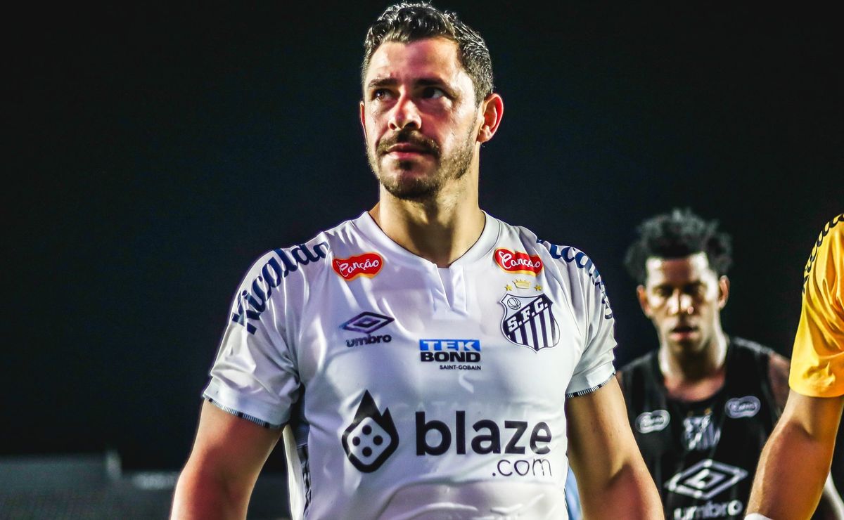 Após Giuliano, Santos pode perder mais um titular com a saída de João Schmidt