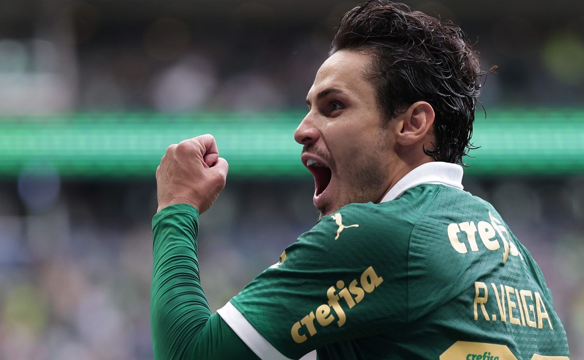 Raphael Veiga recebe contatos da Premier League para sair do Palmeiras em 2025