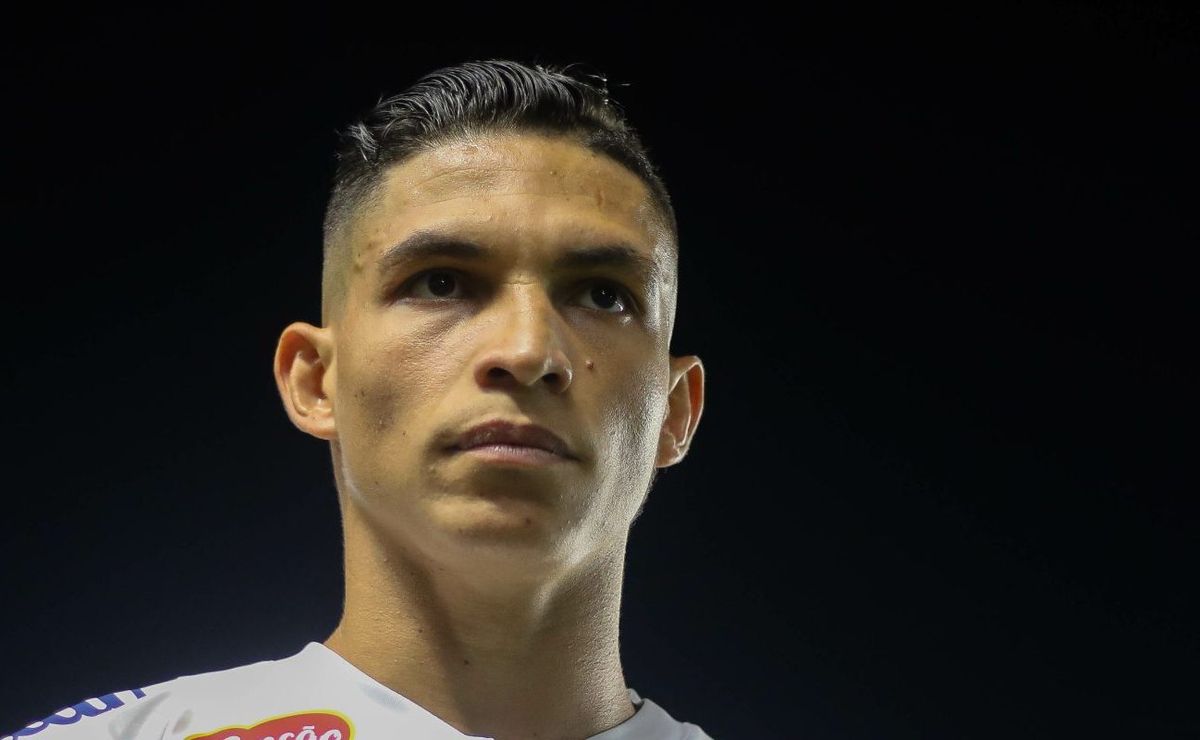 Santos estuda oferecer Rodrigo Ferreira e +2 jogadores para fechar com Luisão, do Novorizontino