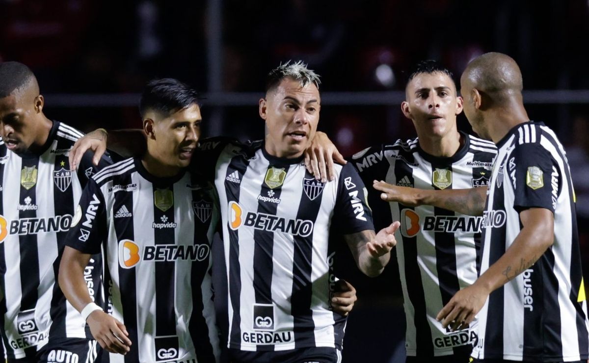 Eduardo Vargas, do Atlético-MG, decide assinar com o Flamengo para a próxima temporada