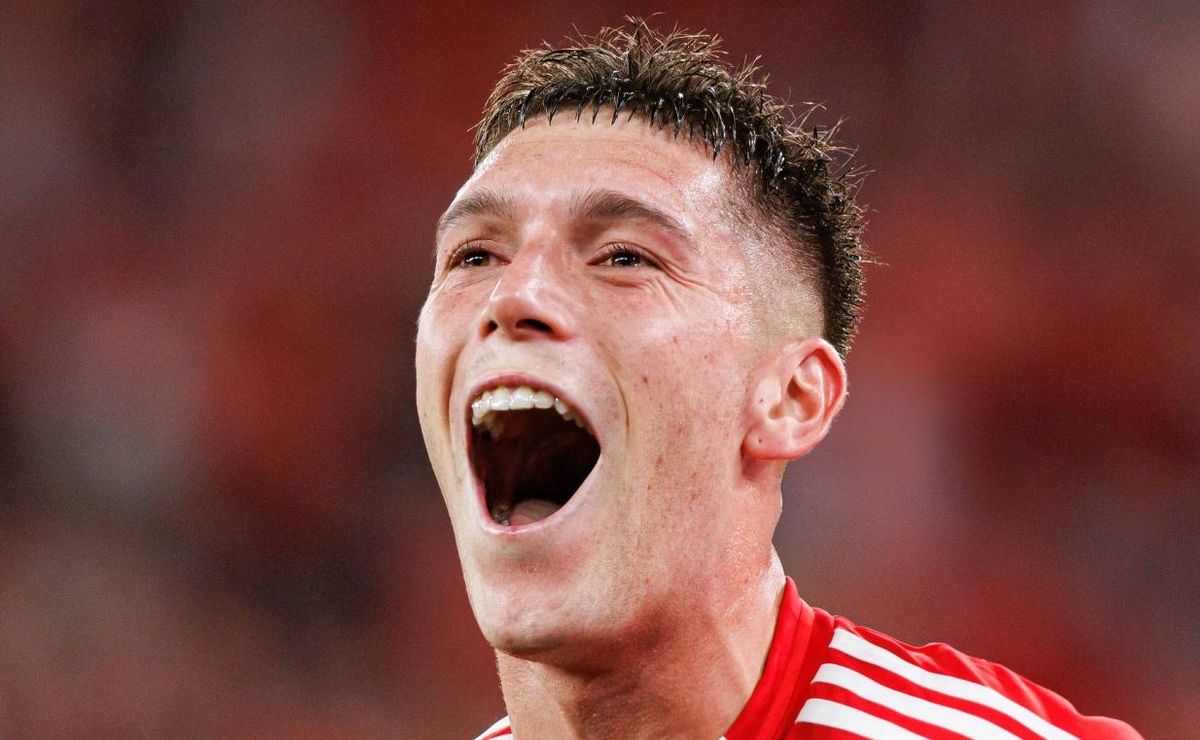 Corinthians decide atravessar o Santos e tenta a contratação do meia Rollheiser, do Benfica