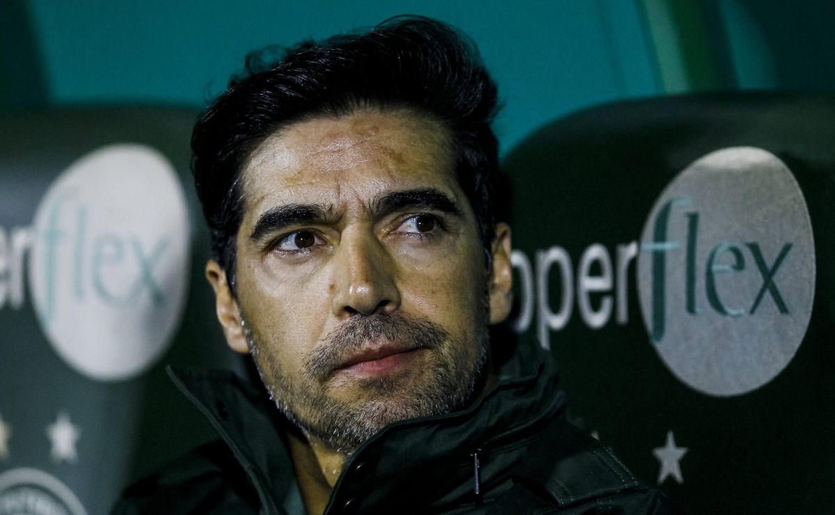 Abel Ferreira toma decisão sobre Atuesta e meia colombiano está de saída do Palmeiras
