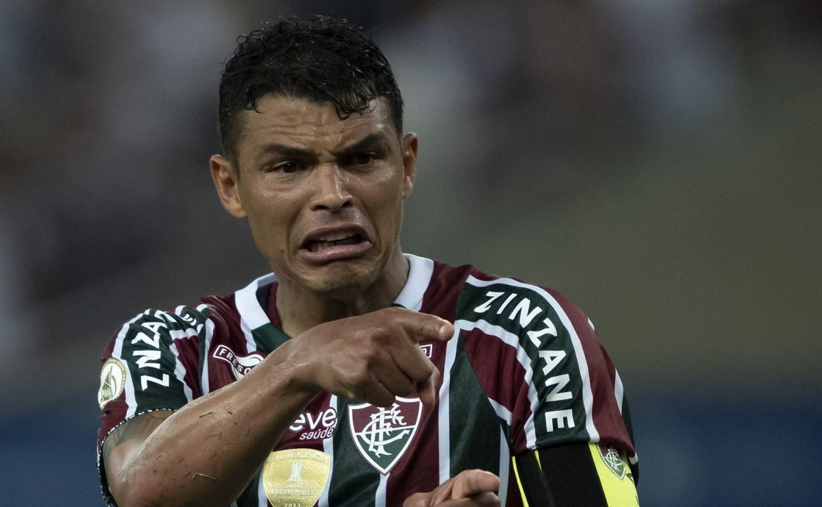 Thiago Silva e +1 são 'intimados' por torcedores do Fluminense, que protestam no CT Carlos Castilho