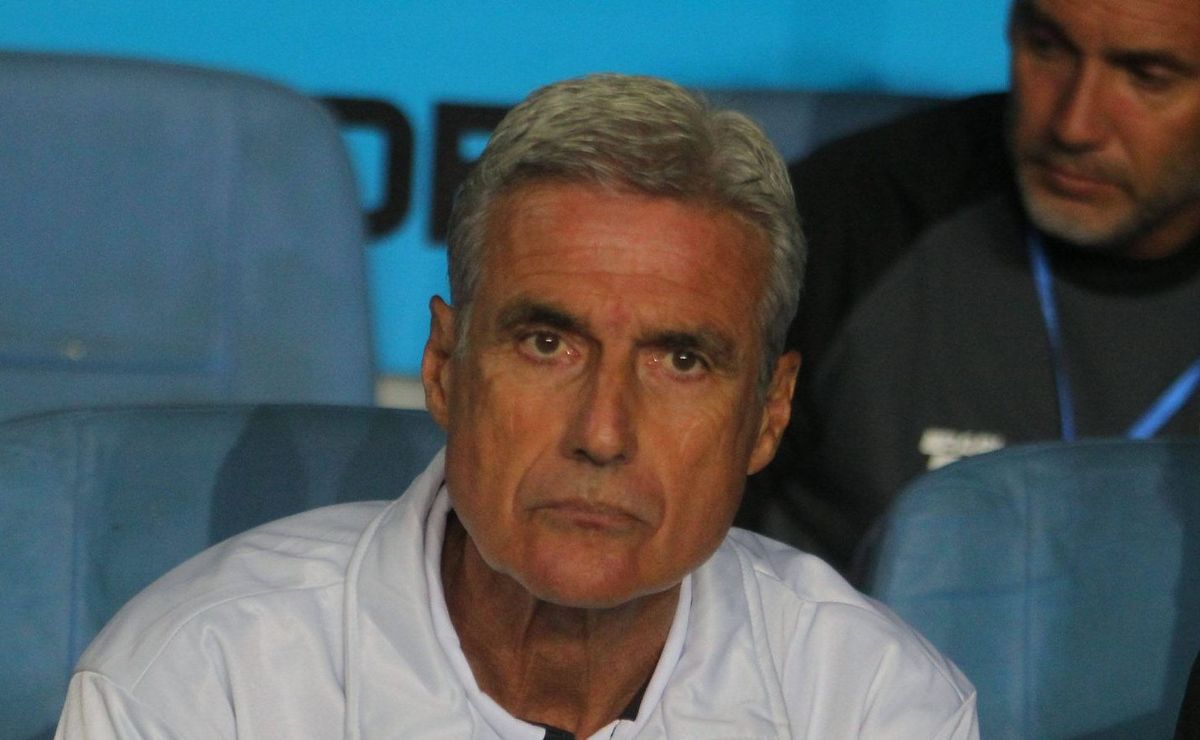 Santos aguarda resposta de Luís Castro, mas define plano B e negocia com Gustavo Quinteros