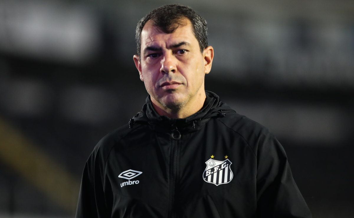 Santos de Marcelo Teixeira fecha acordo com Fábio Carille envolvendo pagamento da dívida