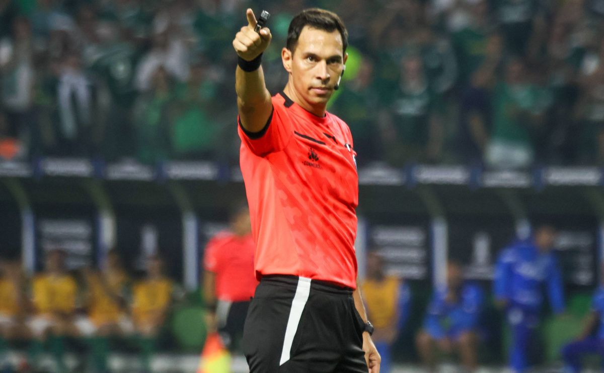 Torcedores do Galo acusam arbitragem de 'roubo' após não marcar pênalti em Deyverson