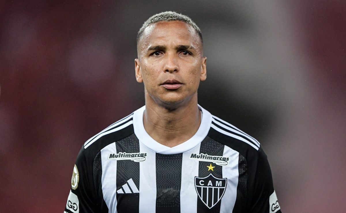 Facundo Tello errou em não dar pênalti em Deyverson na final da Libertadores, explica PC Oliveira