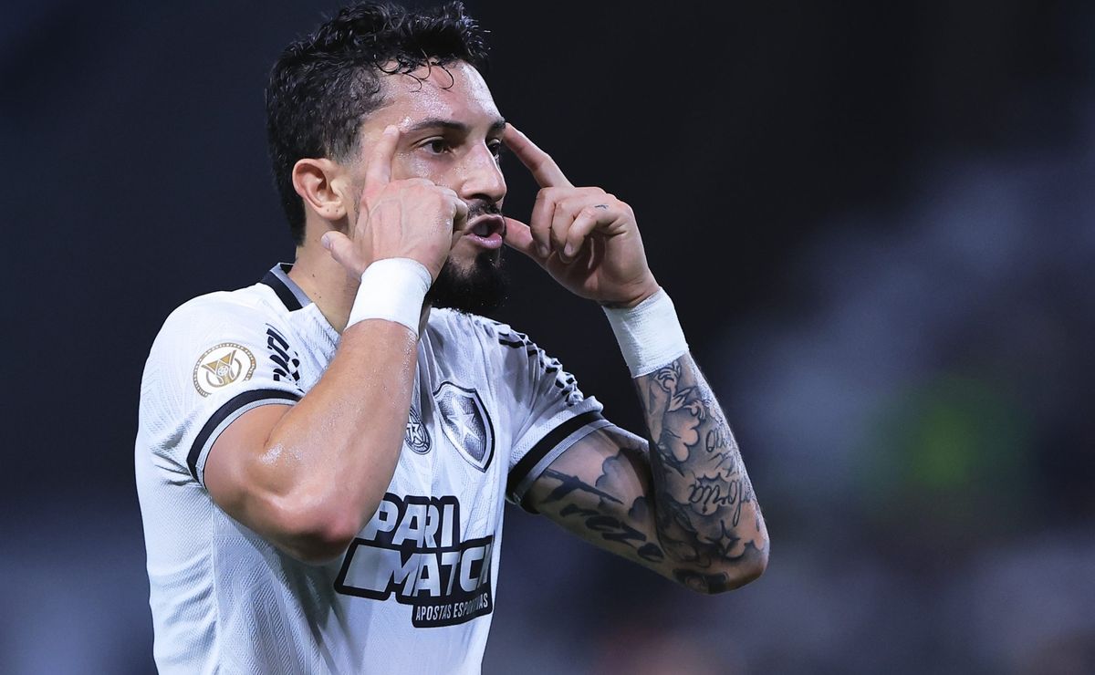 Alex Telles ‘manda a real’ após título e situação vem à tona: “aturem ou surtem”