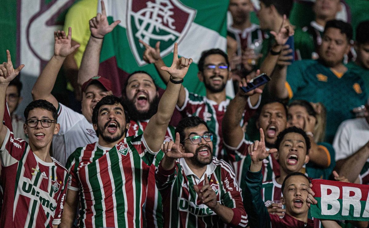 Torcida do Fluminense retribui vitória do Corinthians doando pix para quitação da arena