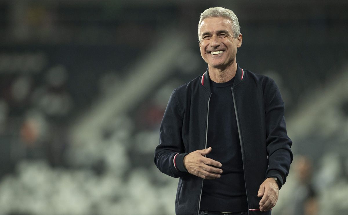 Vasco faz proposta oficial a Luís Castro e clube pode vencer Santos nas negociações
