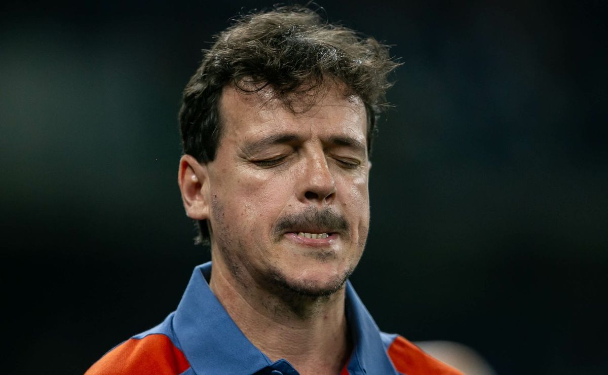 Fernando Diniz pode ser demitido no Cruzeiro e Alexandre Mattos fez contato inicial por Luís Castro