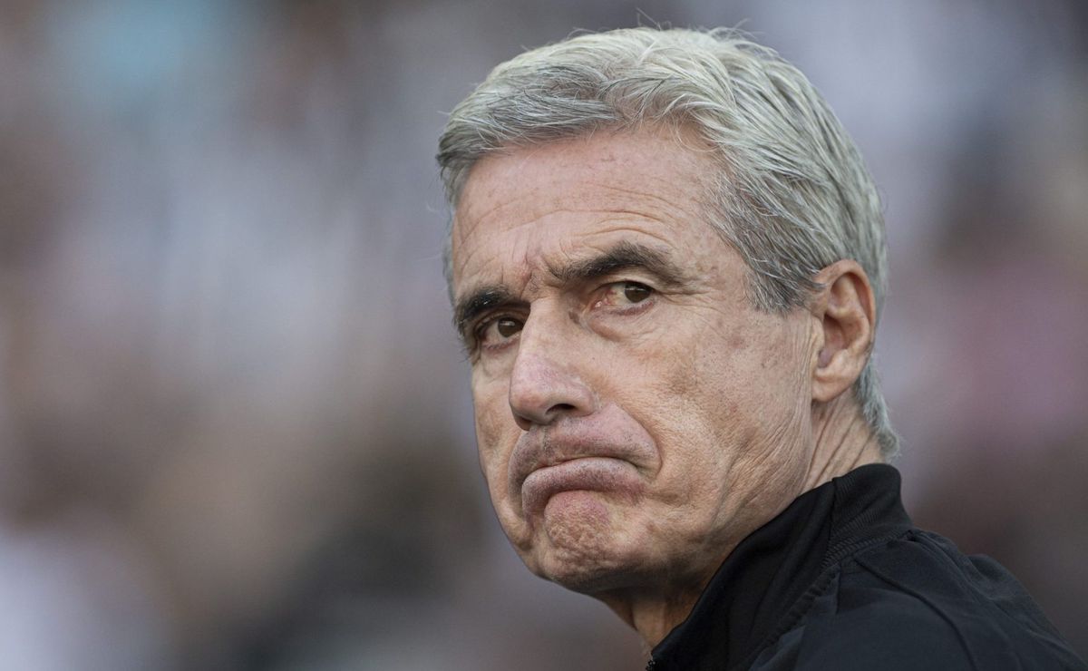 Prazo de Luís Castro se esgota e Santos recebe nome do técnico Paco Jémez para 2025