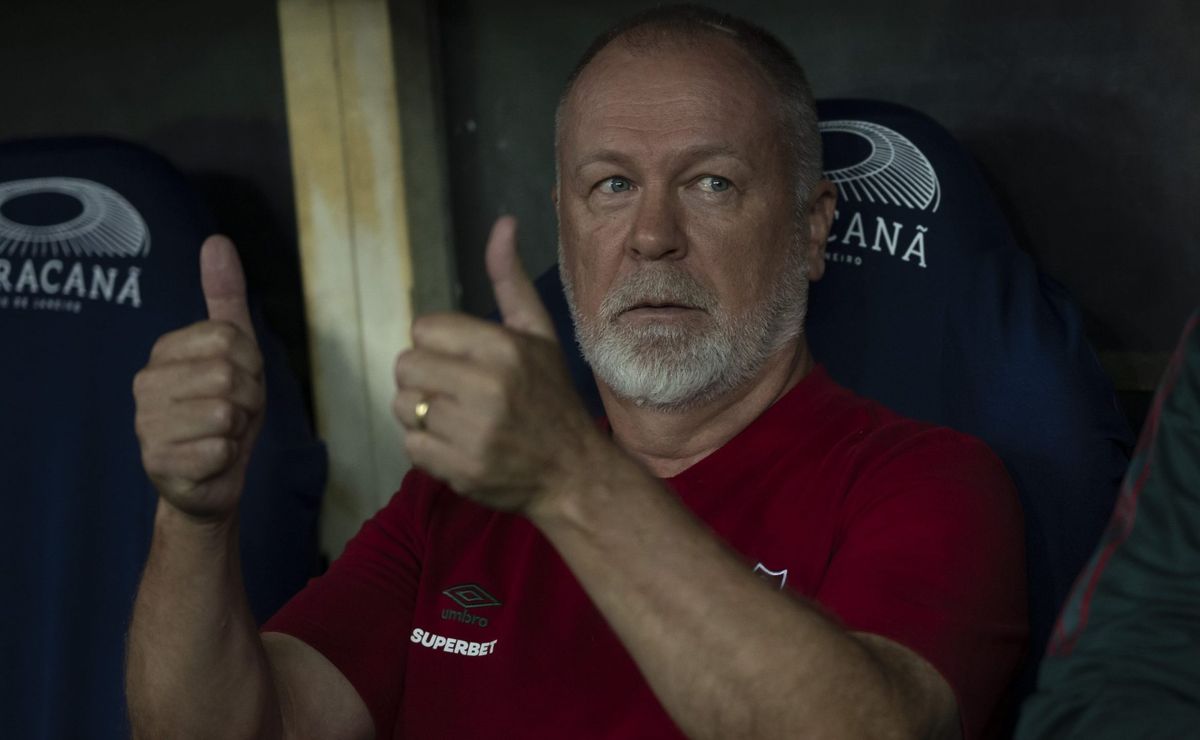 Fluminense informa Mano Menezes sobre atacante que retorna de Portugal