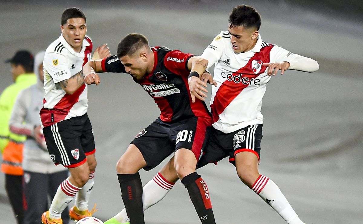 Santos pode anunciar 1º reforço de 2025 e analisa Julián Fernández, do Newell's Old Boys