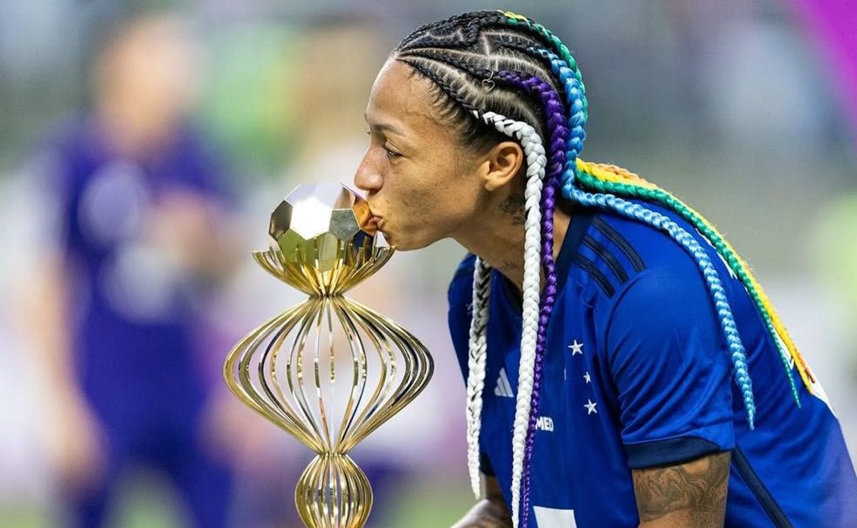 Golde Byanca Brasil pelo Cruzeiro disputa título de mais bonito do Brasileiro Feminino