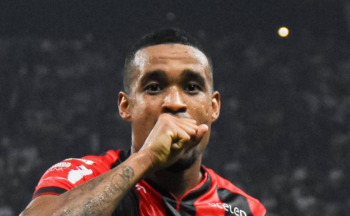 Grêmio cogita oferecer 2 jogadores ao Bragantino para fechar contratação de Alerrandro