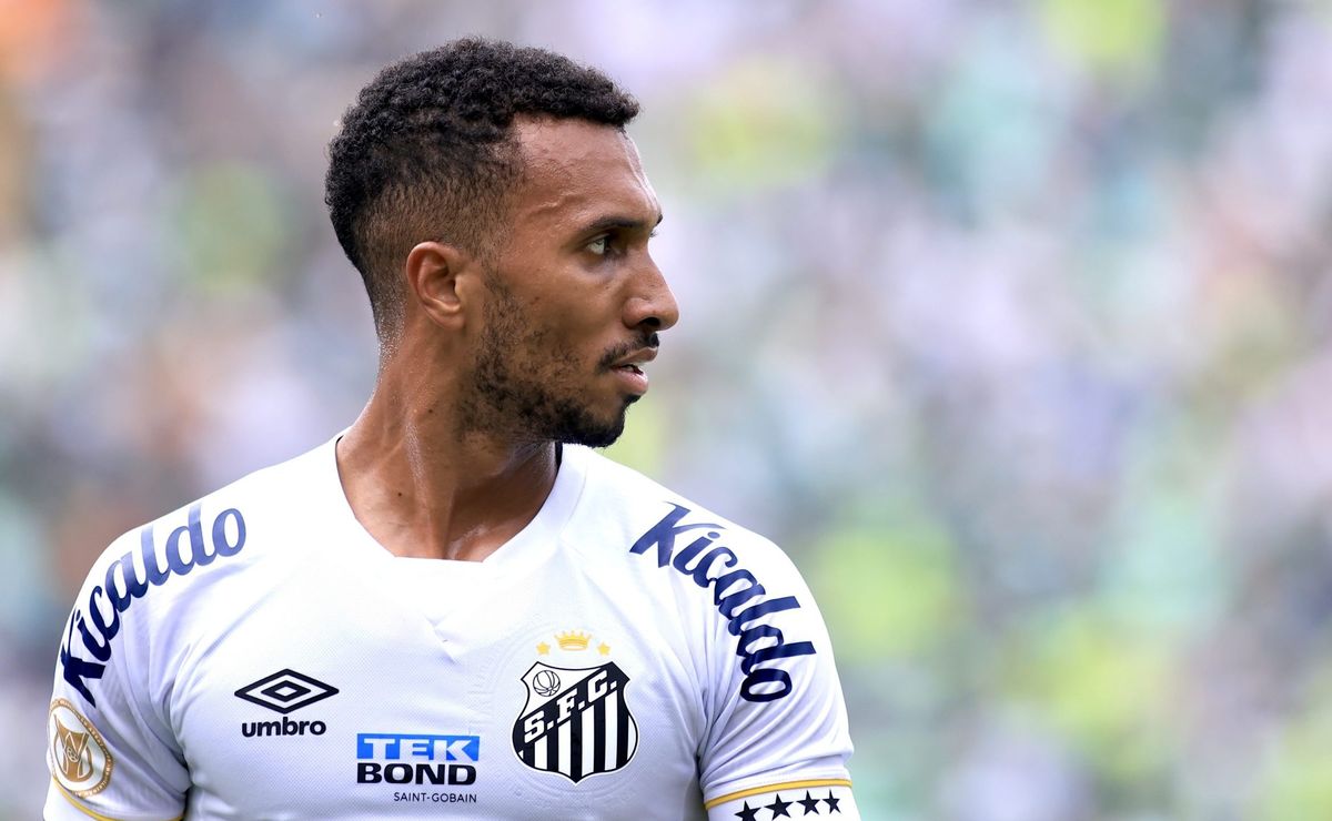 Após volta de Soteldo, Lucas Braga tem retorno confirmado no Santos para 2025