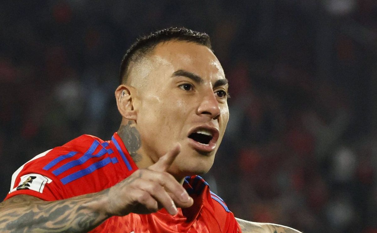 Descartado pelo Atlético-MG, Eduardo Vargas se oferece e aceita assinar com Cruzeiro ou Santos