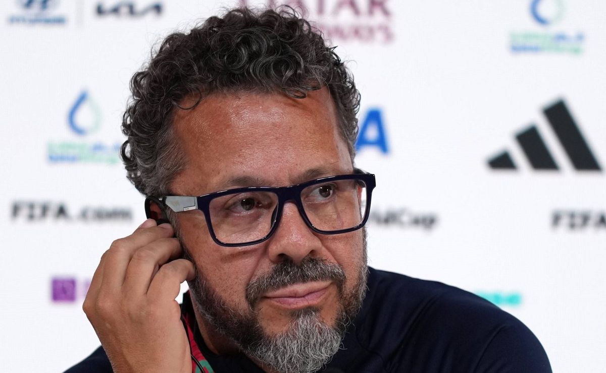 Luís Castro fica distante e Cléber Xavier é oferecido para assumir o Vasco, revela jornalista