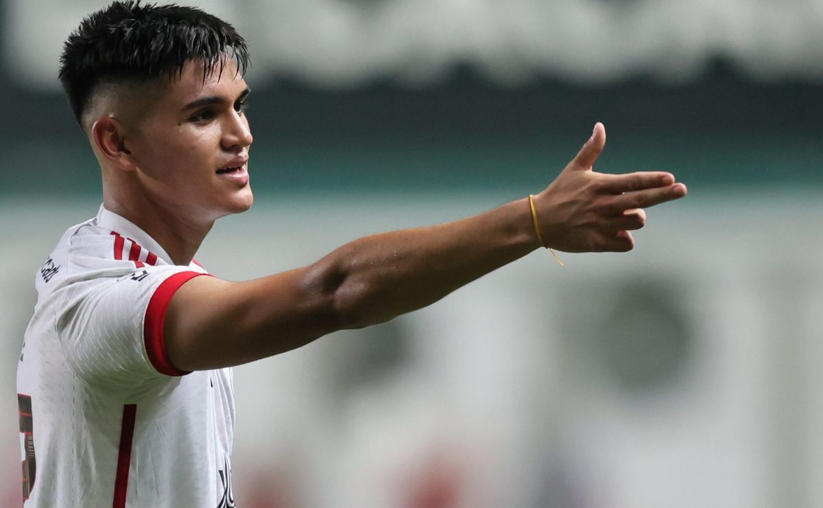 Alcaraz dá 'piti' com Filipe Luís e soca banco após ser substituído em Flamengo x Criciúma