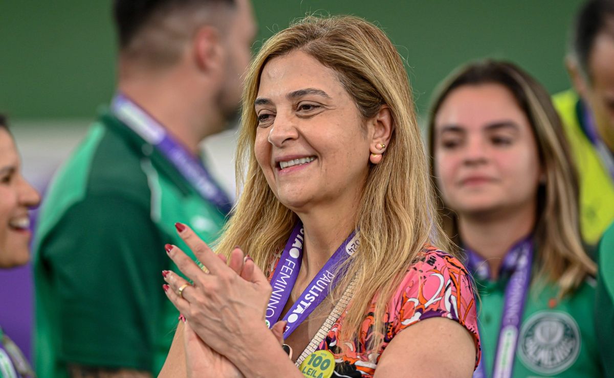 Cucho Hernández chega na mesa do Palmeiras e Leila Pereira tomará decisão