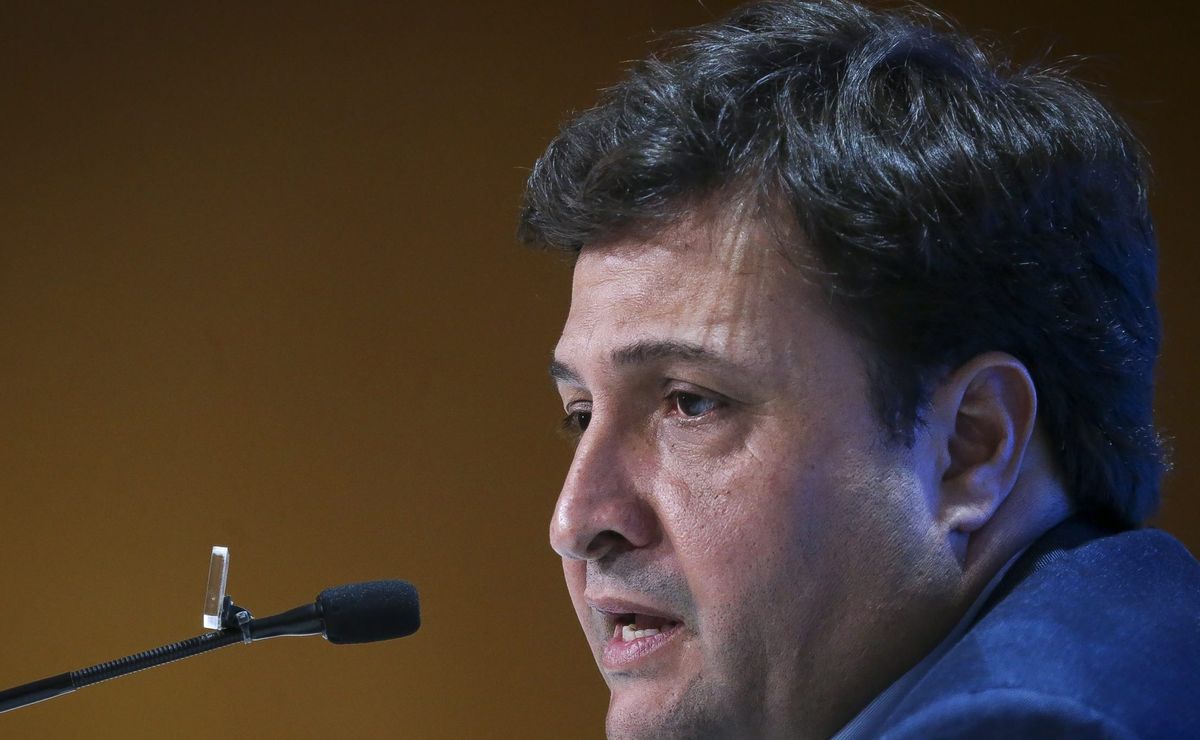 Conselheiros do Grêmio sugerem e Alberto Guerra avalia contratação de Thiago Carpini, do Vitória