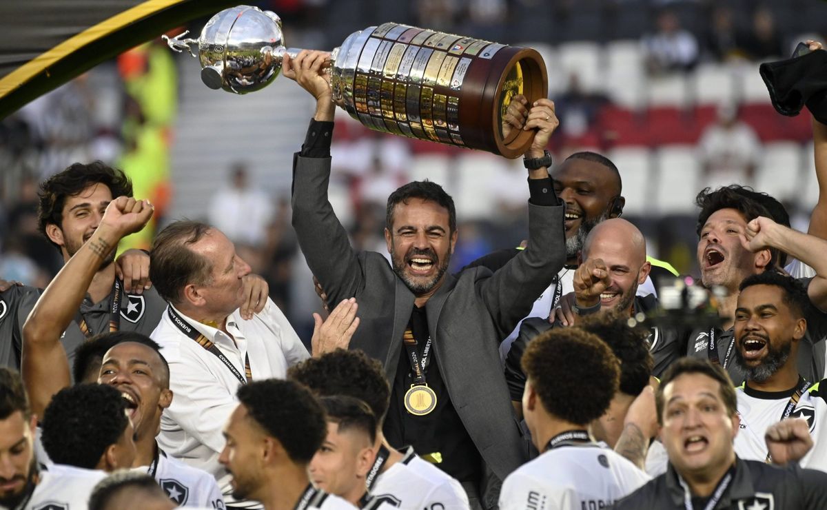 Artur Jorge recebe sinalização de clubes que pagam a multa ao Botafogo e Textor prepara renovação